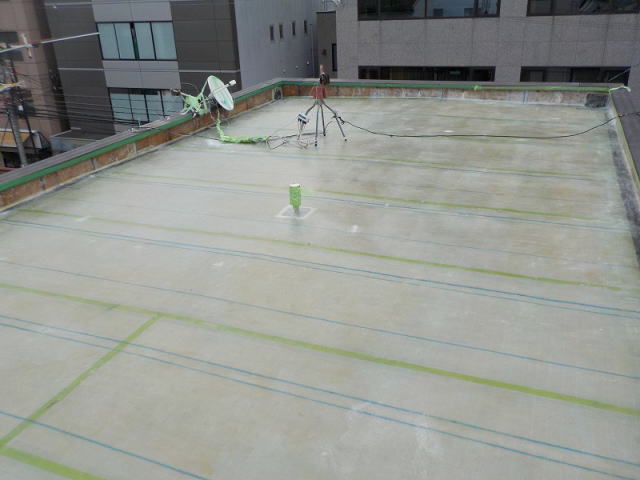 15-1.屋上ＦＲＰ樹脂材2層目塗布